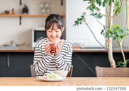 Elementary school and junior high school girls eating at the dining table (lunch, breakfast, rice, eating) 132247308