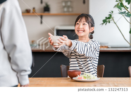 一個活潑的女孩要求再來一份米飯 一個活潑的女孩要求再來一份米飯 132247313