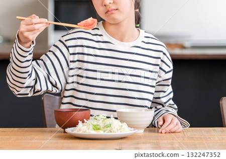 不喜歡蔬菜，喜歡和不喜歡，不能吃西紅柿，小學生女孩，孩子 132247352