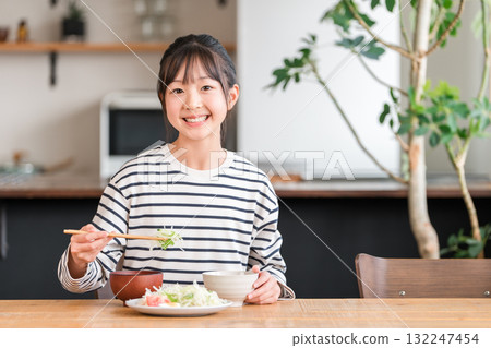 在餐桌上吃飯的小學和初中女生(午餐,早餐,米飯,吃飯) 在餐桌上吃飯的小學和初中女生(午餐,早餐,米飯,吃飯) 132247454