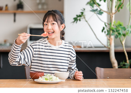 番茄、小學生和國中生女孩吃蔬菜 132247458