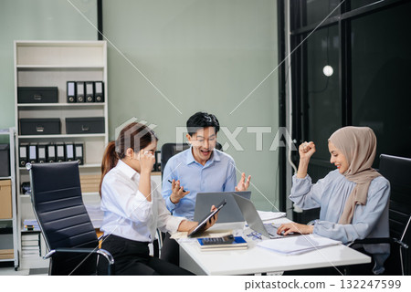 Those who work hard, win in the conference room new startup project 132247599