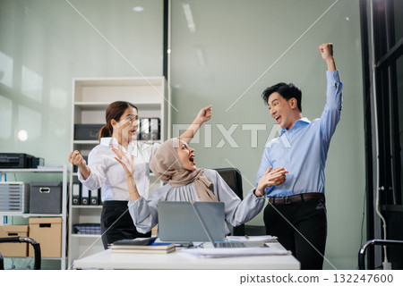 Those who work hard, win in the conference room new startup project 132247600