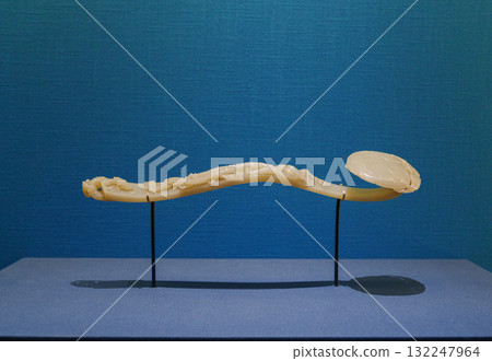 上海博物館東館展品-龍蝠紋玉如意 132247964