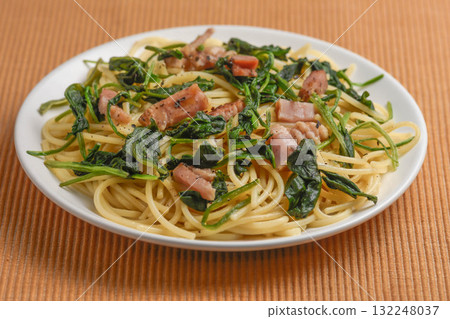 spinach and bacon pasta spinach and bacon pasta 132248037