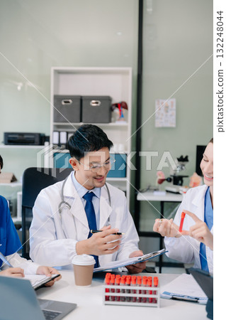 Meeting team of doctor and medical staff Consultation about the treatment of heart disease, pneumonia, gastrointestinal and stomach diseases. Meeting team of doctor and medical staff Consultation about the treatment of heart disease, pneumonia, gastrointestinal and stomach diseases. 132248044