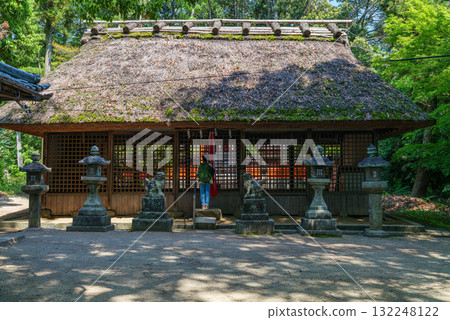 The thatched roof of Yatogi Shrine on Yamanobe-no-michi Road has been re-roofed for 9 years and 6 months. May 3, 2025 The thatched roof of Yatogi Shrine on Yamanobe-no-michi Road has been re-roofed for 9 years and 6 months. May 3, 2025 132248122