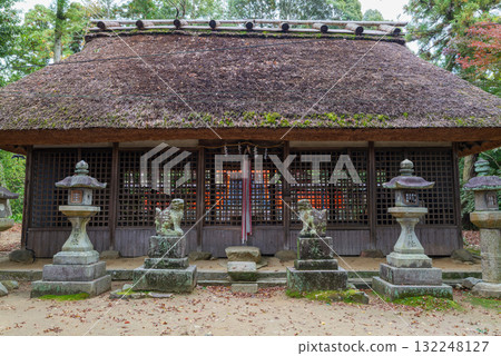 山邊道八刀神社的茅草屋頂經過六年重新修葺。 2021年11月12日 132248127