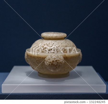 上海博物館東館展品-花紋玉香薰 132248245