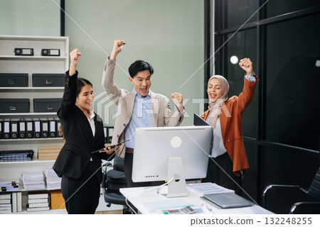 Those who work hard, win in the conference room new startup project 132248255