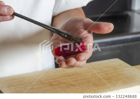 Apply soy sauce to the sushi 132248688