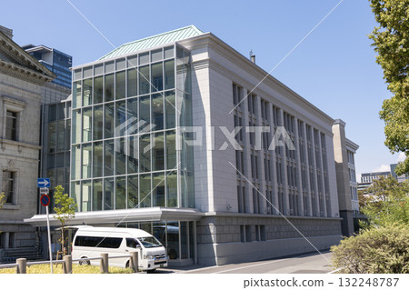 Osaka Prefectural Nakanoshima Library and its new building (new stacks building) [Photo taken in August 2025] 132248787