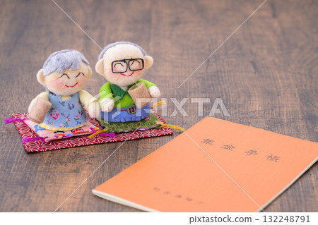 老年夫婦和退休金簿 老年夫婦和退休金簿 132248791