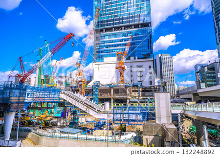 10月17日,日本東京城市景觀。履帶起重機等大型重型機械排列整齊…圓柱形結構…=澀谷 10月17日,日本東京城市景觀。履帶起重機等大型重型機械排列整齊…圓柱形結構…=澀谷 132248892