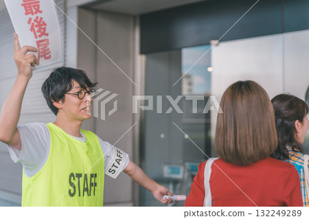 長隊 排隊 列隊行進 132249289