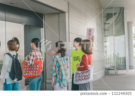 procession, idol, assembly hall 132249305