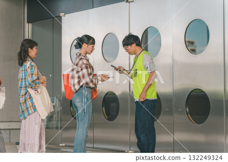 idol, smart phone, procession 132249324