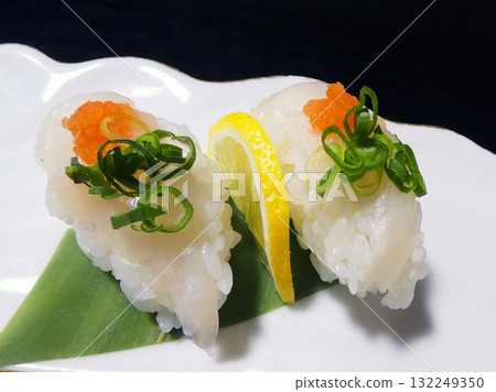 冬天的味道。品嚐河豚壽司的勁道口感。 冬天的味道。品嚐河豚壽司的勁道口感。 132249350