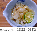 美麗的虎百合花和煮百合根的照片 132249352