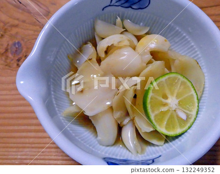 美麗的虎百合花和煮百合根的照片 美麗的虎百合花和煮百合根的照片 132249352