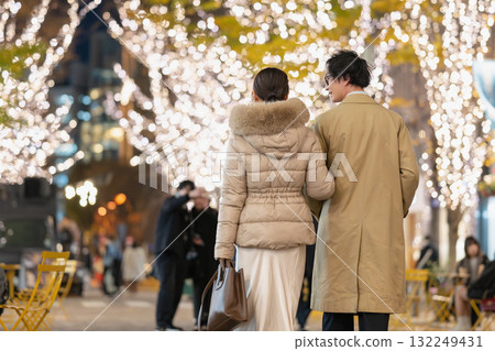 Men and women walking in the city at night 132249431