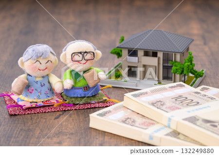 一對老年夫婦和他們的房子的縮影（加上一疊鈔票） 132249880