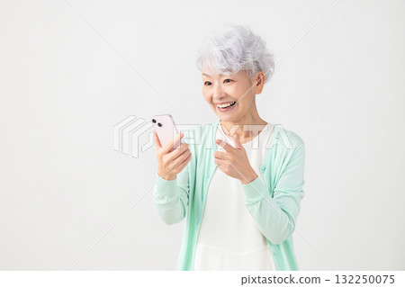 看智能手機的資深女性 132250075