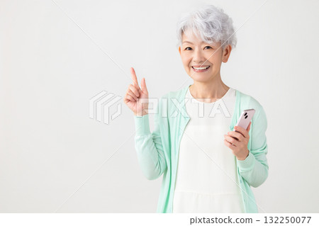 看智能手機的資深女性 132250077