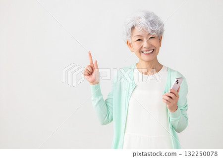 看智能手機的資深女性 132250078