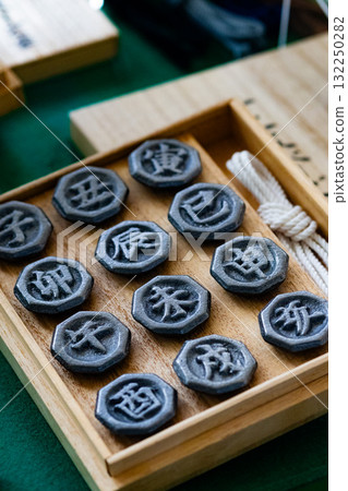 刻有十二生肖漢字的貝戈瑪 刻有十二生肖漢字的貝戈瑪 132250282