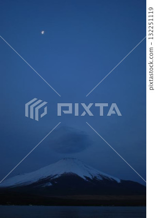 黎明前的殘月、雲彩和富士山， 132251119