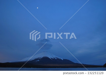 黎明前的月亮和雲彩下的富士山以及山中湖 132251120