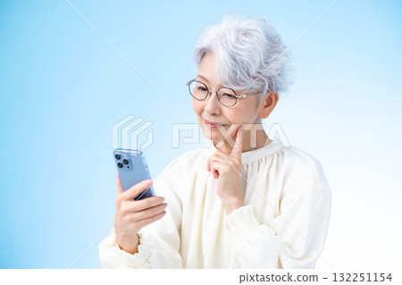 看智能手機的資深女性 132251154