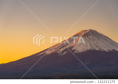 [Mt. Fuji material] Mt. Fuji seen from Lake Kawaguchi on a winter morning [Yamanashi Prefecture] 132251175