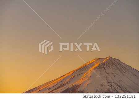 [富士山資料]冬天的早晨從河口湖看到的富士山[山梨縣] 132251181