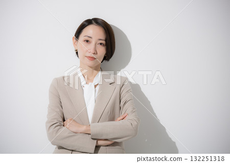 女商人交叉雙臂,看著相機 女商人交叉雙臂,看著相機 132251318