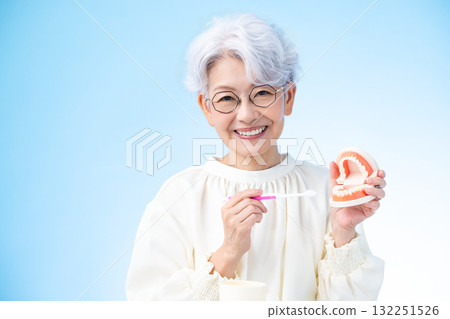 口腔護理:中年婦女刷牙 口腔護理:中年婦女刷牙 132251526