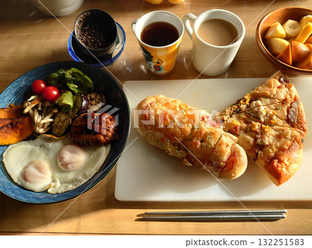 An example of a Western-style breakfast set to enjoy in the morning light (a combination of sandwich bread, a mini pizza quarter, and a main dish) An example of a Western-style breakfast set to enjoy in the morning light (a combination of sandwich bread, a mini pizza quarter, and a main dish) 132251583
