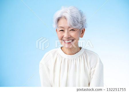 一個白髮女人的高級女人肖像 132251755
