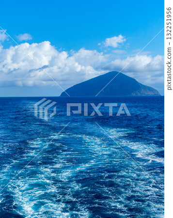 A refreshing view of a boat trip connecting the Izu Seven Islands: a powerful wake and Toshima A refreshing view of a boat trip connecting the Izu Seven Islands: a powerful wake and Toshima 132251956