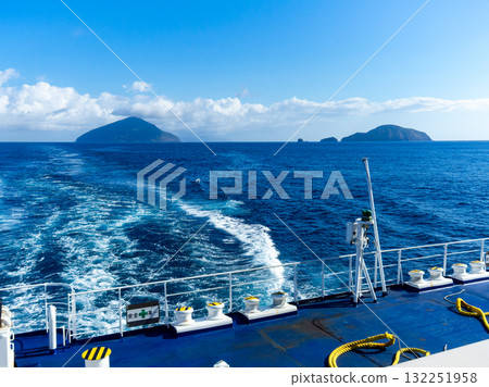 伊豆七島遊船之旅的清爽風景:強勁的尾流和豐島、魚耳島 伊豆七島遊船之旅的清爽風景:強勁的尾流和豐島、魚耳島 132251958