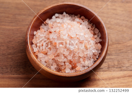 Coarse Himalayan salt with orange and white crystals in wooden bowl Coarse Himalayan salt with orange and white crystals in wooden bowl 132252499