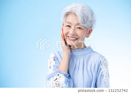 頭髮花白、微笑的老年婦女 132252742