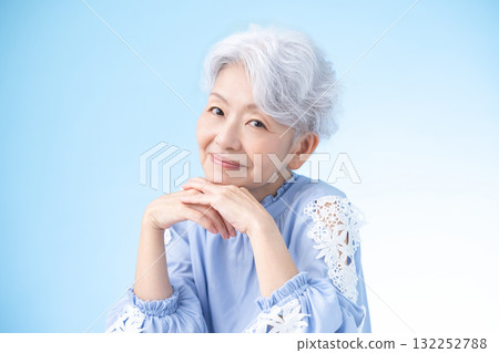頭髮花白、微笑的老年婦女 132252788