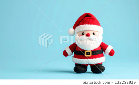 感覺聖誕老人毛絨玩具,淺藍色背景上的聖誕圖像 感覺聖誕老人毛絨玩具,淺藍色背景上的聖誕圖像 132252929