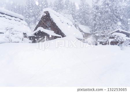[Heavy snow material] Snow scenery of Shirakawa-go with record-breaking snowfall [Gifu Prefecture] 132253085