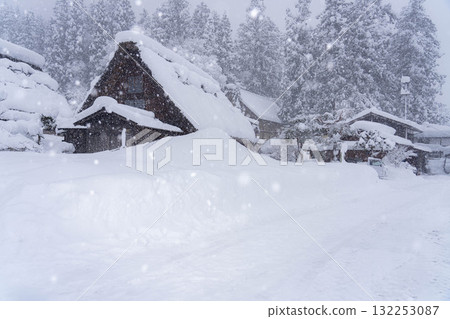 [Heavy snow material] Snow scenery of Shirakawa-go with record-breaking snowfall [Gifu Prefecture] 132253087