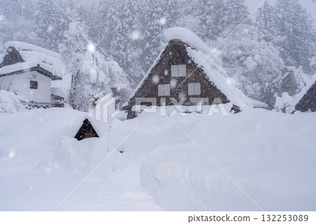 [Heavy snow material] Snow scenery of Shirakawa-go with record-breaking snowfall [Gifu Prefecture] 132253089