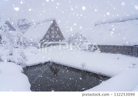 [Heavy snow material] Snow scenery of Shirakawa-go with record-breaking snowfall [Gifu Prefecture] 132253099