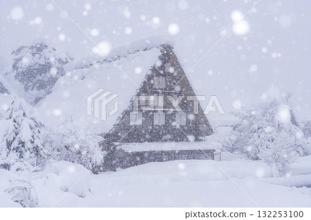 [Heavy snow material] Snow scenery of Shirakawa-go with record-breaking snowfall [Gifu Prefecture] 132253100